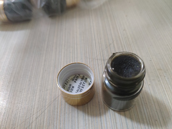 “郑安堂”所配“活肾疗法”药物,黑色膏体宣称为名贵中药材熬制提纯