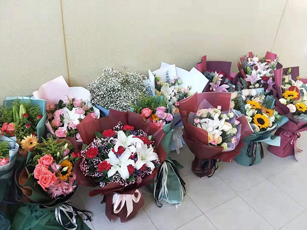 学生探望黄韬时送来鲜花，临时放在了病房外面。&nbsp; 　　受访者供图