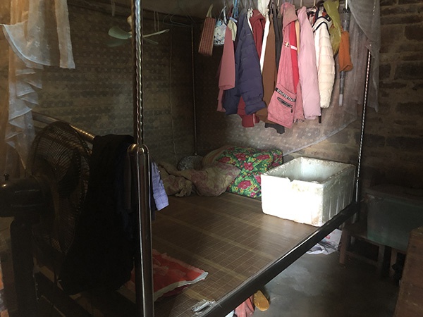 小文和妈妈睡在一个房间,房间挂着她们的衣服。