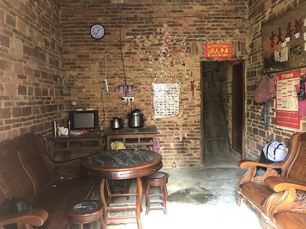小文一家较为贫困,家中没什么值钱的家具。客厅内的饭桌是亲戚最近送的。