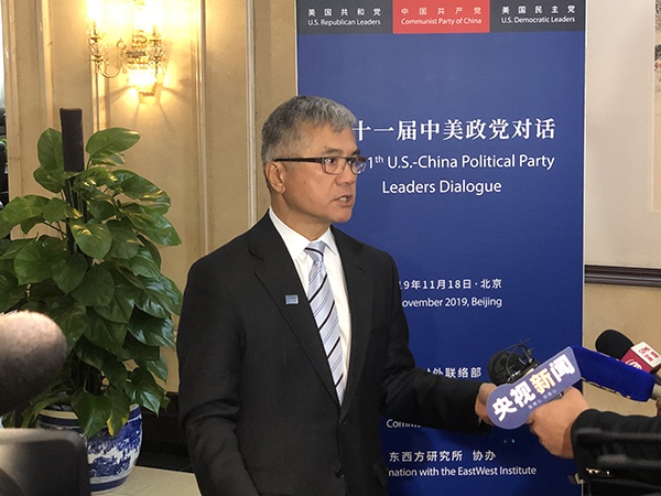 骆家辉接受媒体采访。澎湃新闻记者 汤琪 图