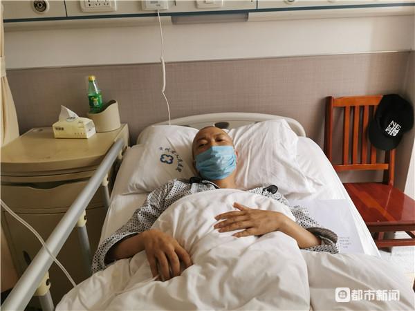 在省医血液科治病的徐良凡老师 本文图片均来自都市新闻APP