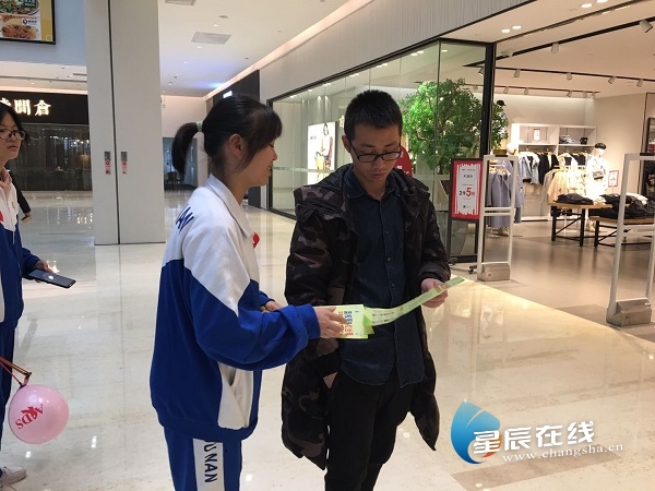 周南中学开展"蓝校服&红丝带"艾滋病科普教育宣传活动