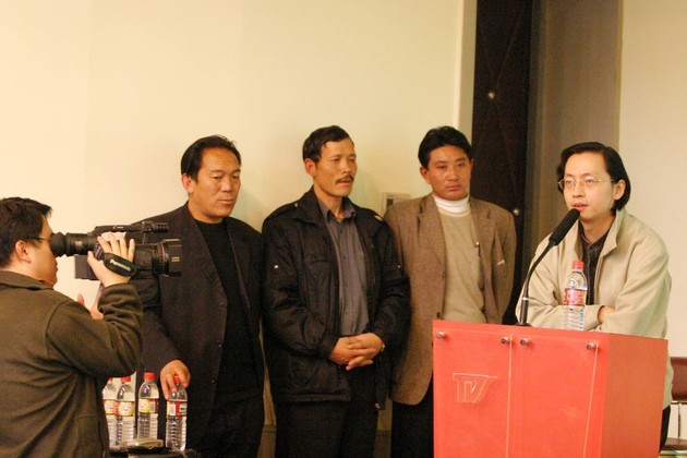 2004年,彭辉与《可可西里》影片野牦牛队队员原型在一首(图片来源:东方IC)