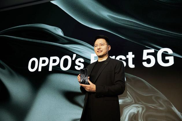 OPPO副总裁蒋安奕展示OPPO首款5G手机