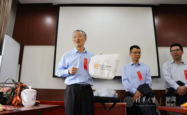 方东平向校友介绍土水学院新logo 刘博远 摄老校友们一同回忆起当年在