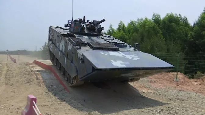 俄军首次驾驶中国两栖战车大开眼界:从未见过水上跑这么快的家伙