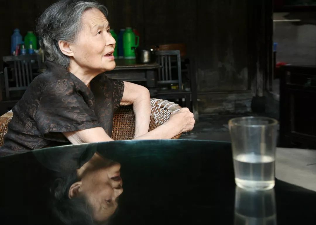 阿婆对我说:她出生在这幢老宅里,平平淡淡走过了自已的人生,就像这杯