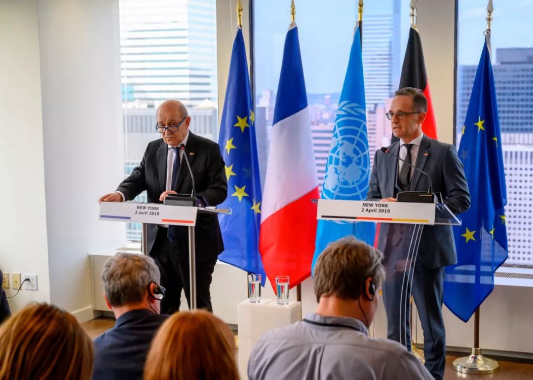 报道称,二人在记者会上竭力表明,他们之间的关系可谓亲密无间.