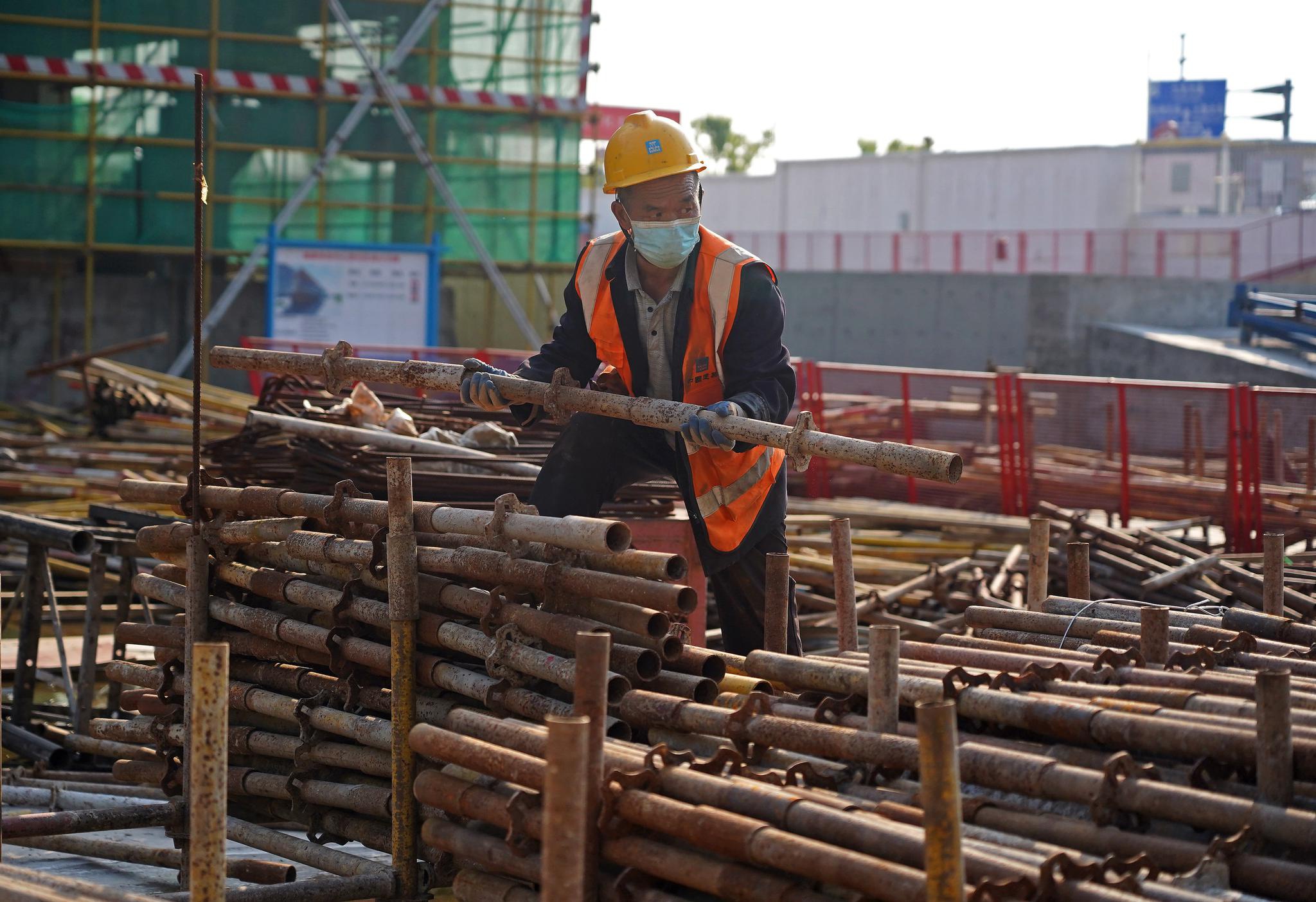 在南昌市第一医院九龙湖分院建设工地,中建三局三公司工人正在施工(3