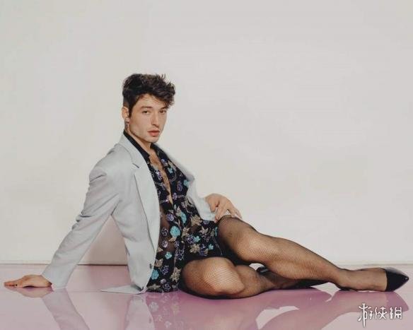 《神奇动物2》"默然者"埃兹拉·米勒性感写真 男人也穿丝袜高跟鞋