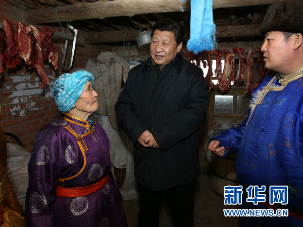 　2014年1月27日，习近平总书记在内蒙古锡林郭勒盟81岁的牧民玛吉格家了解生活情况。 新华社记者 庞兴雷/摄