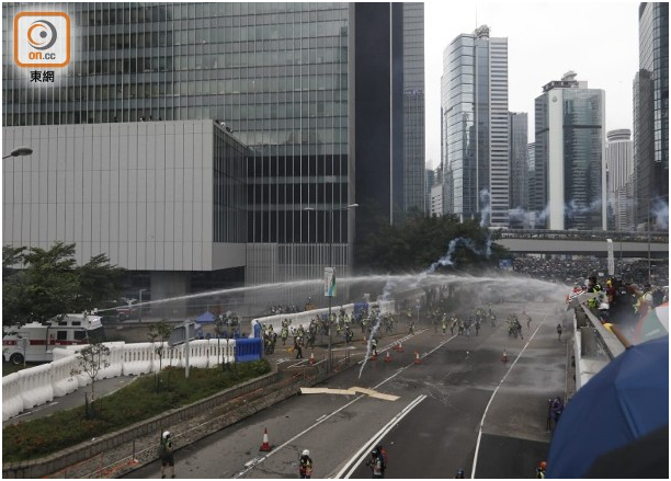 （警方出动水炮车驱散暴力示威者，图源：香港东网）