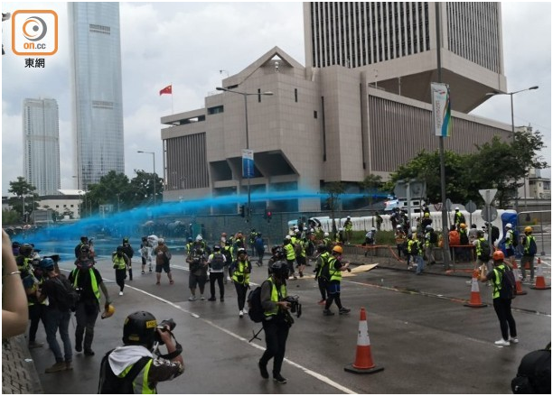 （警方出动水炮车驱散暴力示威者，图源：香港东网）