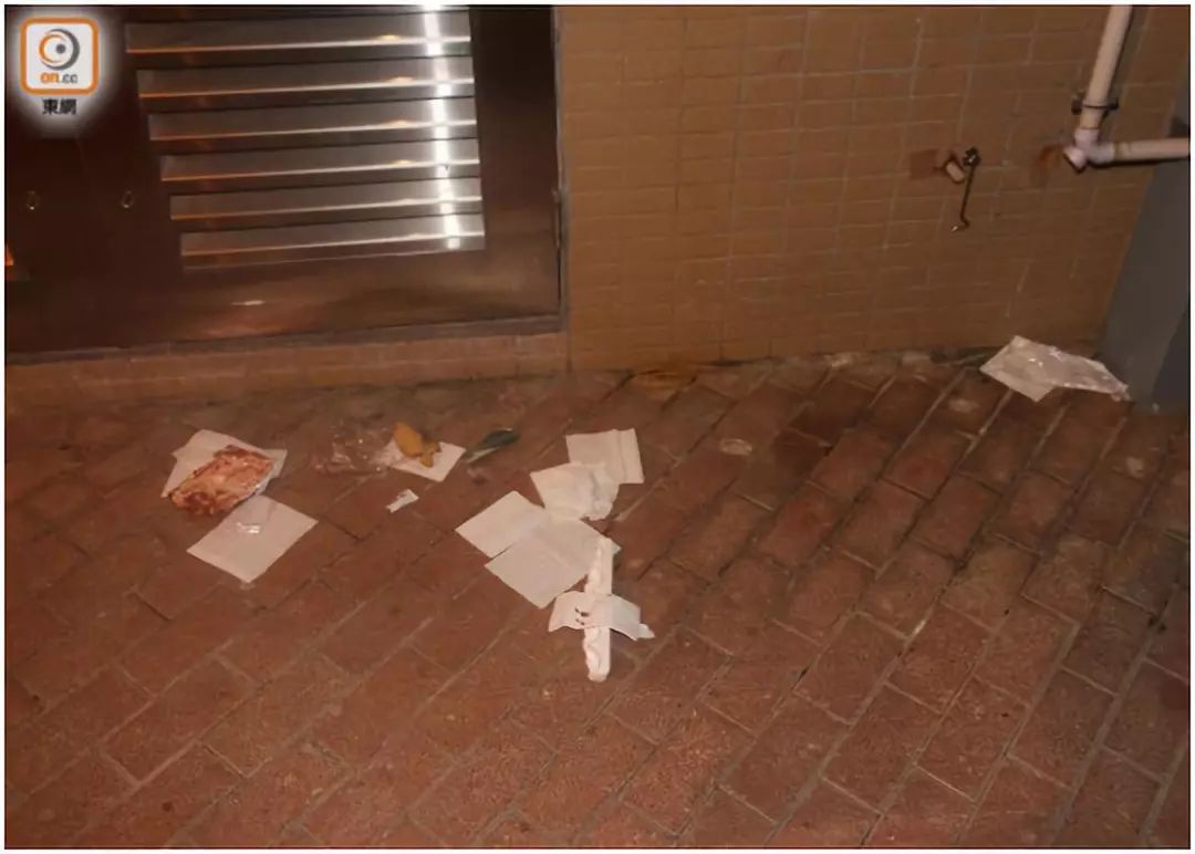 香港巴士砍人:香港突发砍人事件 男子遭两名黑衣人袭击手脚中刀 事发现场留下的沾有血迹的纸巾 图源:香港“东网”