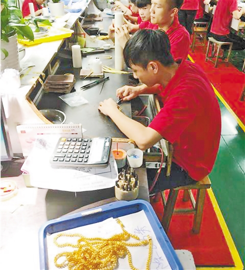 在深圳百泰集团金饰品生产车间,工艺技术人员正在制作金饰品。 本报记者 温济聪摄