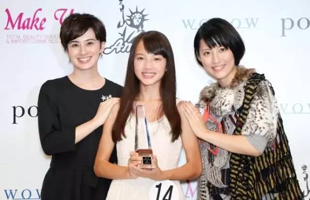 在晨间剧《阿浅来了》中,行为女演员正式出道。