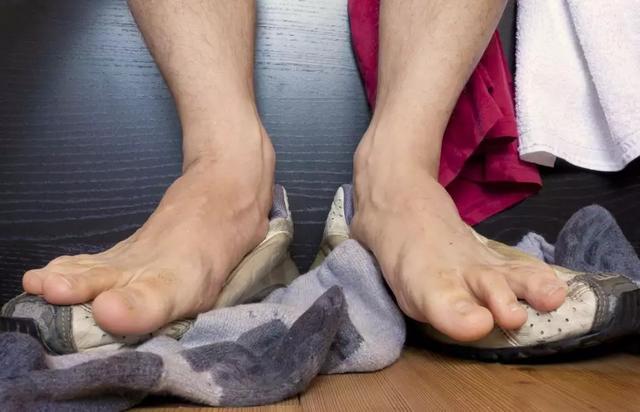 男子洗袜子前习惯闻一闻,结果……差点丢了性命!