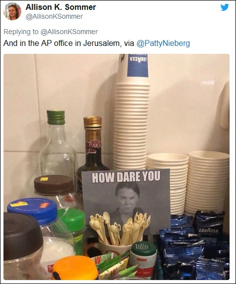 耶路撒冷餐厅中的通贝里照片。（图自社交媒体）
