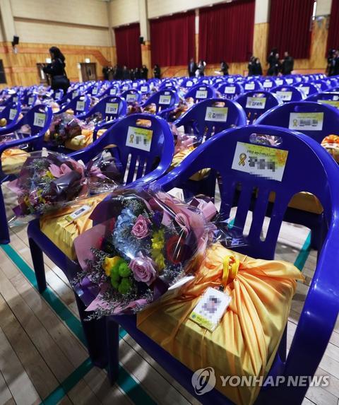 韩国客船沉没:“世越”号客轮沉没5年半后 韩国今天将重启调查 今年2月,韩国檀元高中为遇难的250名高二学生,举办名誉毕业典礼。(韩联社)