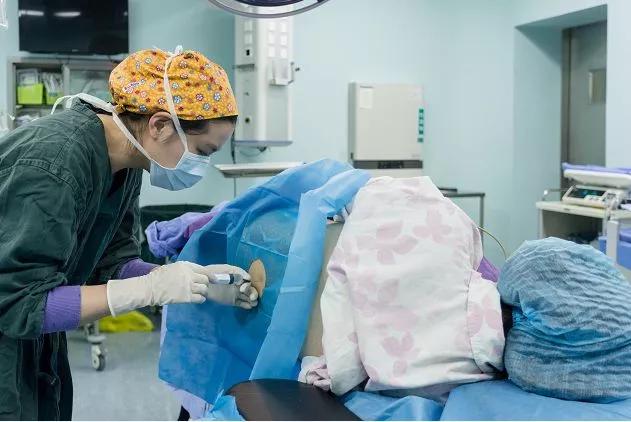 他说"上麻醉对小孩子有影响,对大人也不好",无论麻醉医生如何解释无