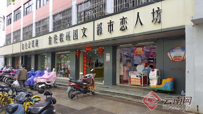 昆明多地招牌被统一黑白配提升城市形象图