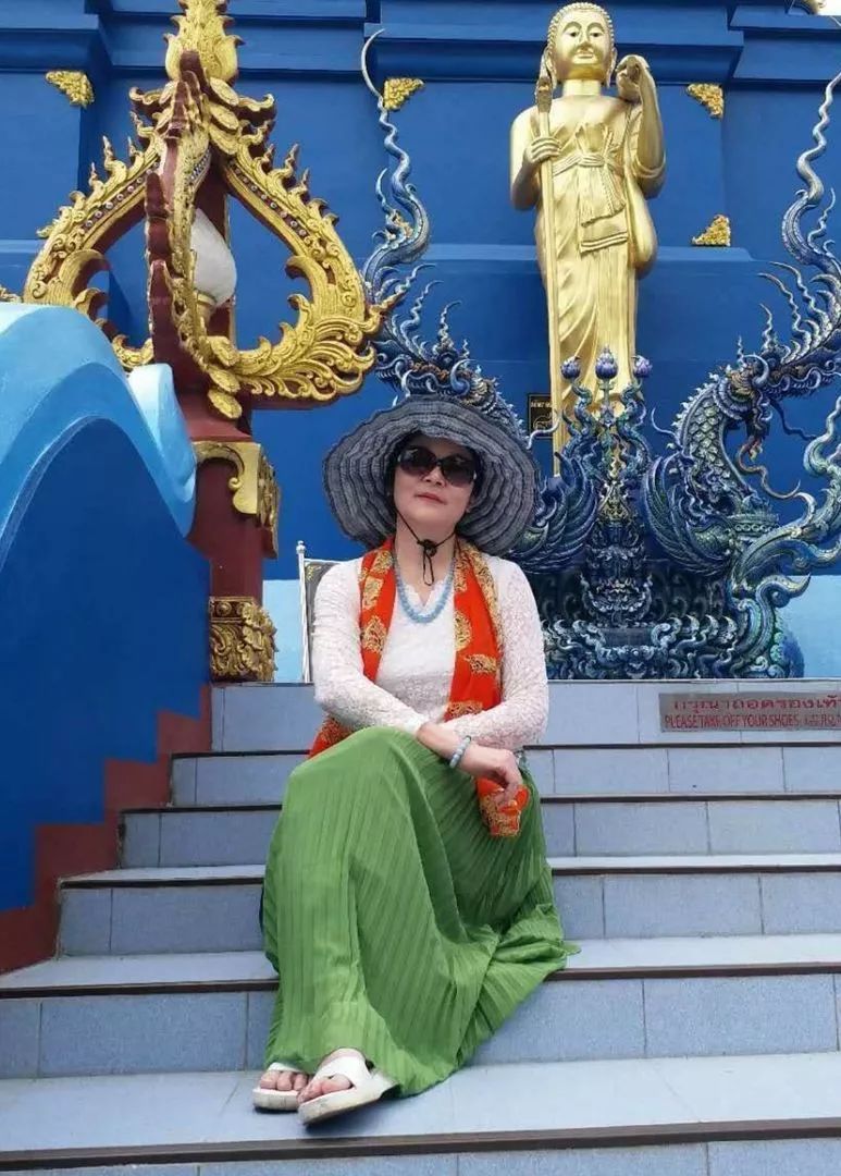 中国大妈外出旅游标准动作合辑炫翻天