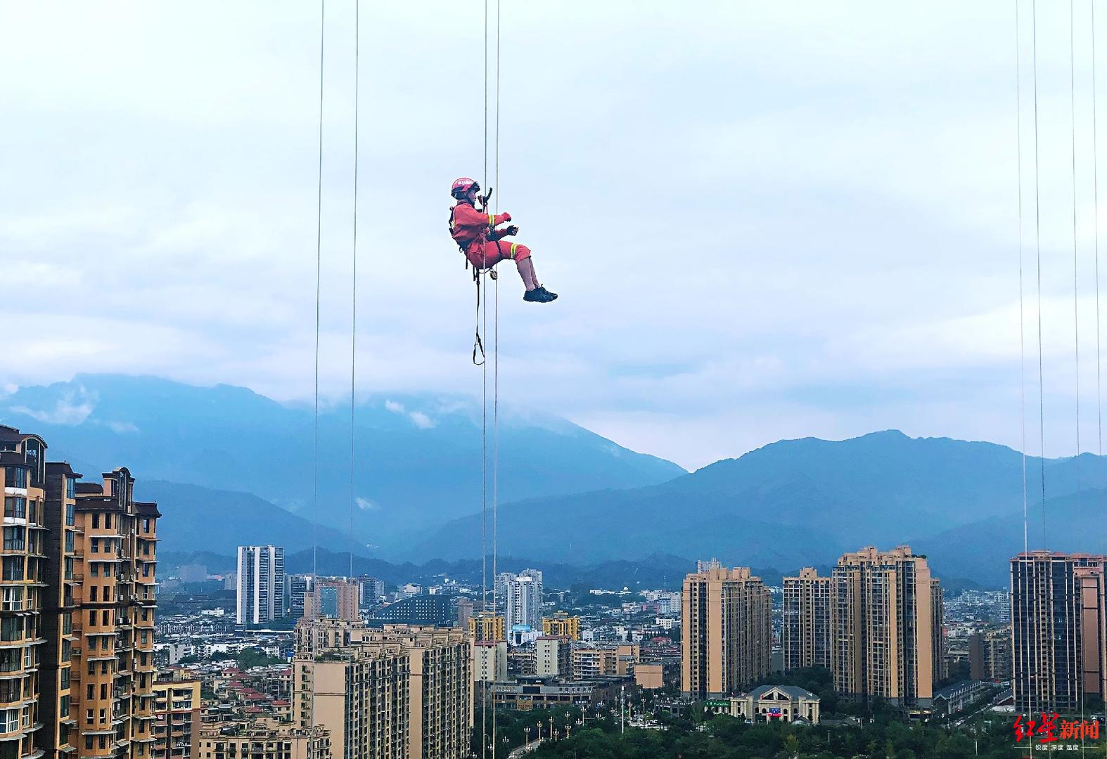 真帅110米高空塔吊救援训练消防员最短用时12分34秒