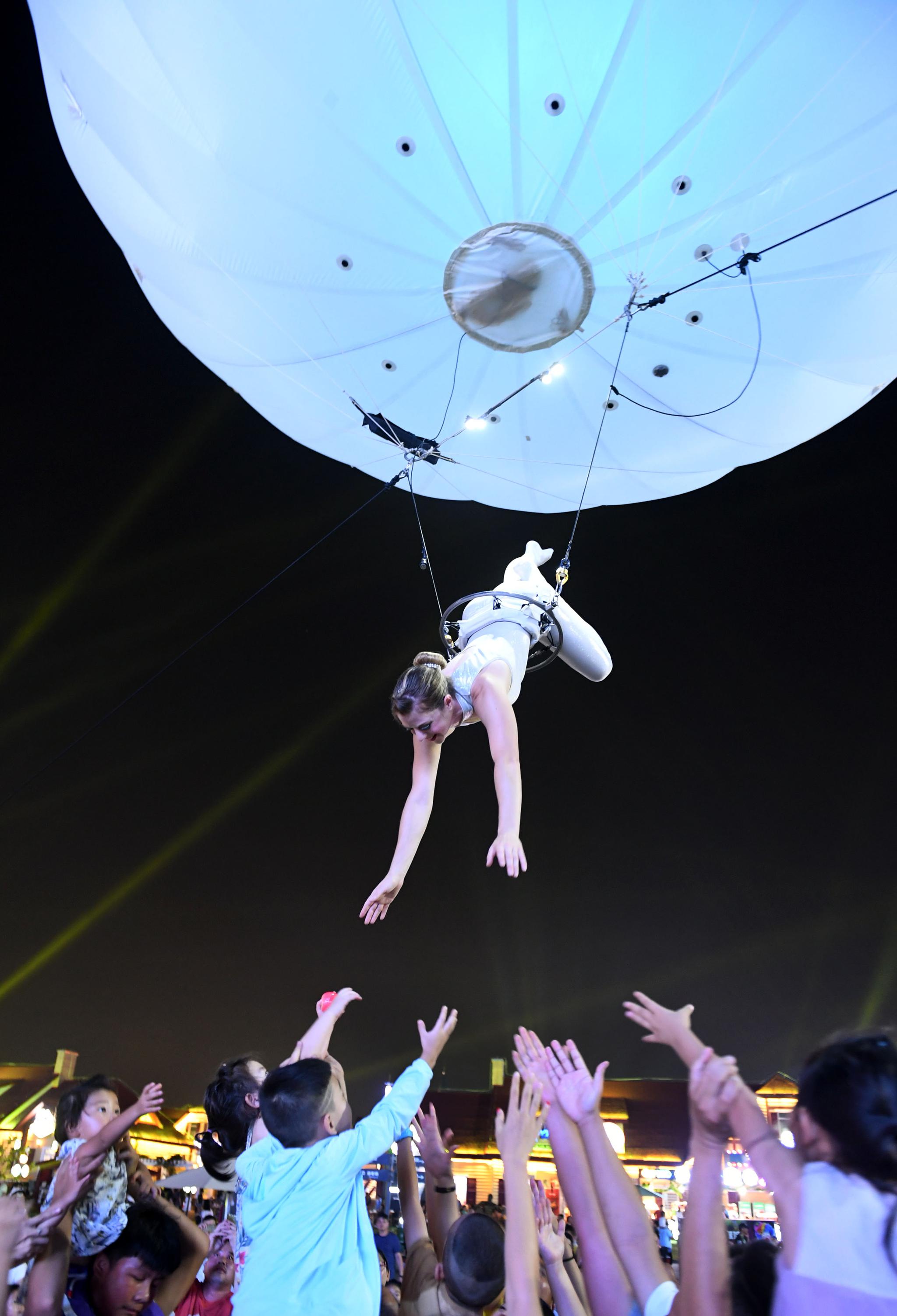 青岛上演"空中芭蕾"