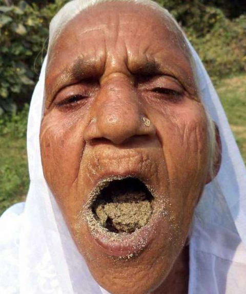 印度奇葩老人吃沙长达63年,一天吃掉2公斤沙,身体很健康!