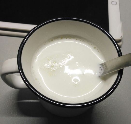 特别适合早餐搭配面包不用加糖,是甜奶粉泡出来稍凉后,还会有一层奶皮