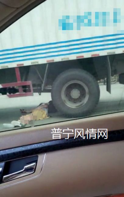 洪阳一女子被大货车拖行数米,生命岌岌可危!