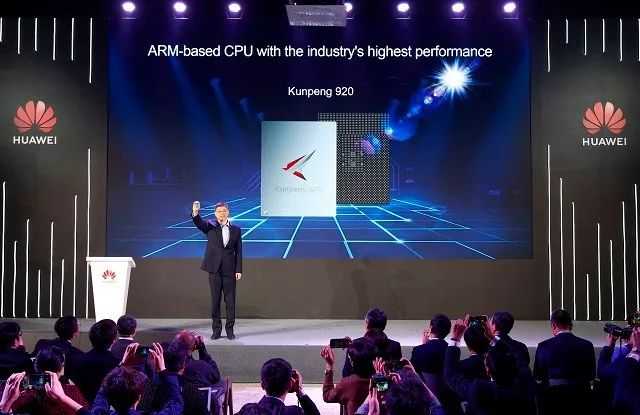 ▲华为董事、始席战略营销总裁徐文伟发布业界最高性能ARM-based处理器-鲲鹏920(Kunpeng 920)(华为官网)