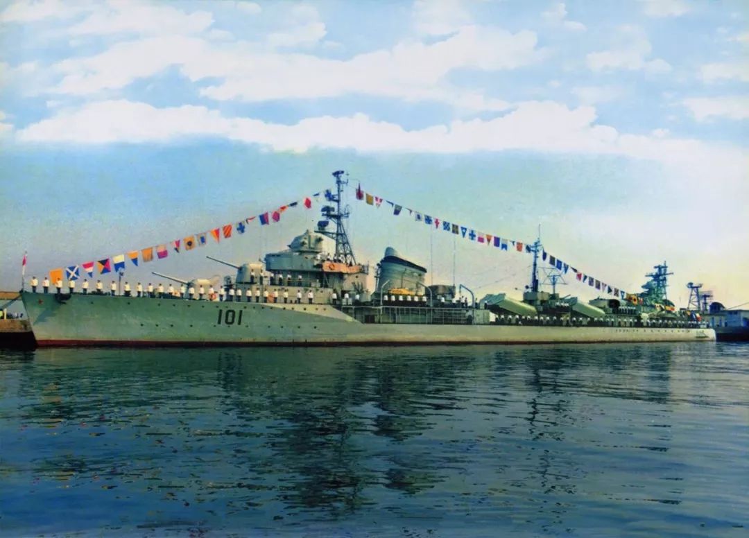 1950年7月,日本赔偿的宇治号炮舰几经周折,更名南昌号,成为人民海军第