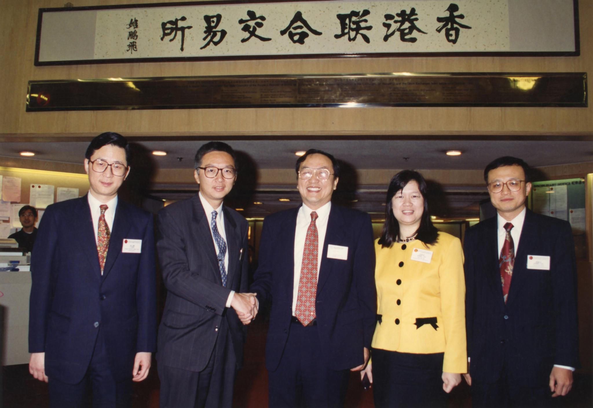 1994年2月14日,联想在香港说相符交易所主板上市。