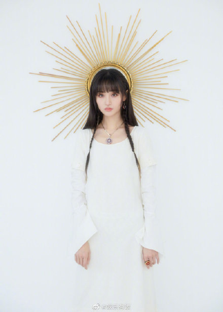 郑爽cos太阳女神,简约大气时尚感满满,这样的太阳女神你喜欢吗?
