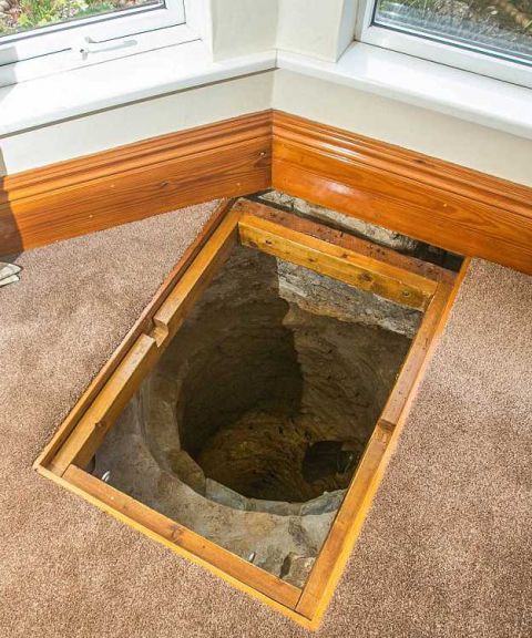 男子挖掘家中的井 试图寻找宝藏