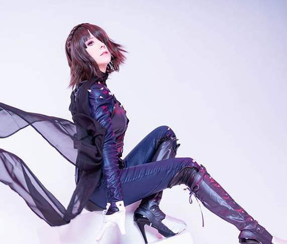 国外美女cos《女神异闻录5》新岛真 黑丝短裙身姿诱人