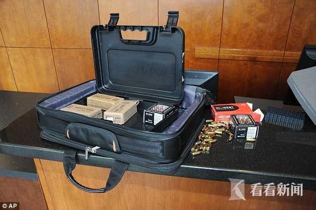 佩雷斯作案时背的箱包里装有数百发子弹