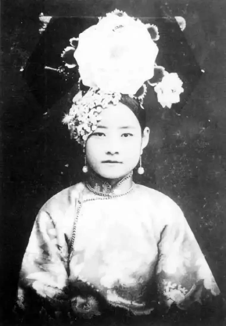 看了清朝嫔妃的老照片,才知道宫斗剧都是骗人的