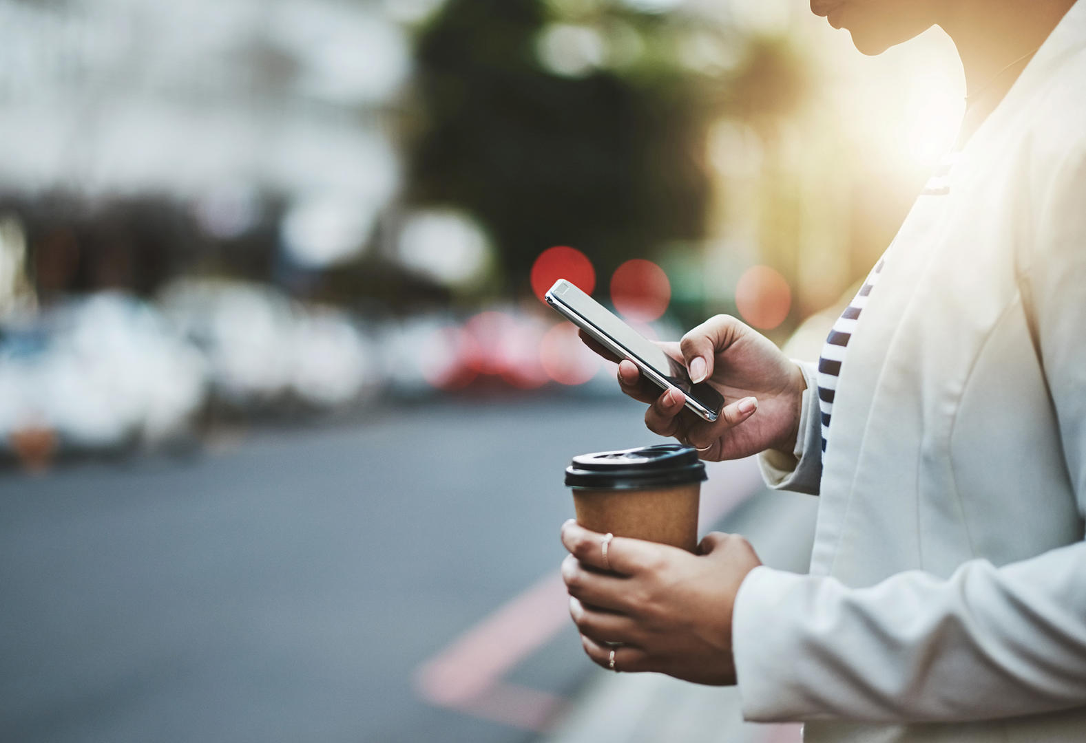 过马路低头玩手机罚款勿一罚了之