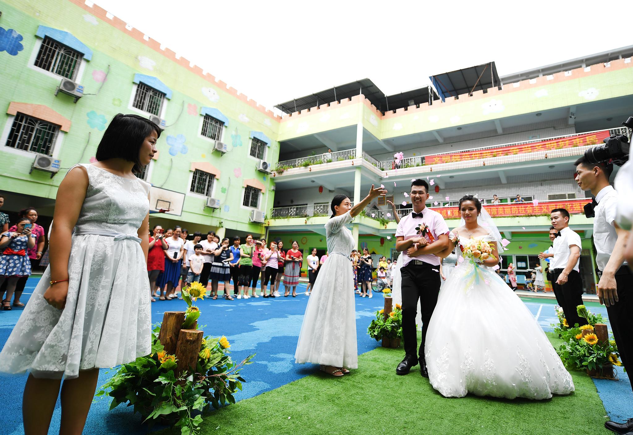 儿童福利院里的浪漫婚礼