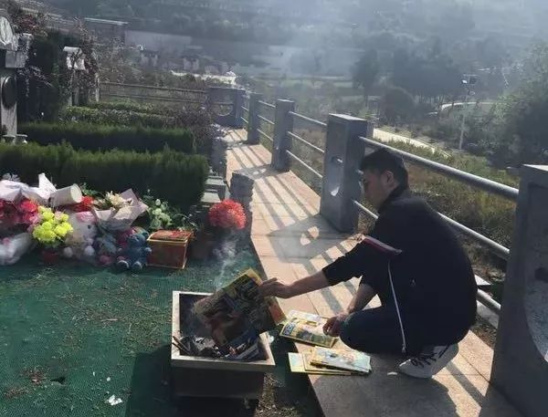 △ 林生斌把迟来的杂志祭烧给妻儿 <a href='http://vwzs.com' target='_blank'><u>图片</u></a> | 姚璐