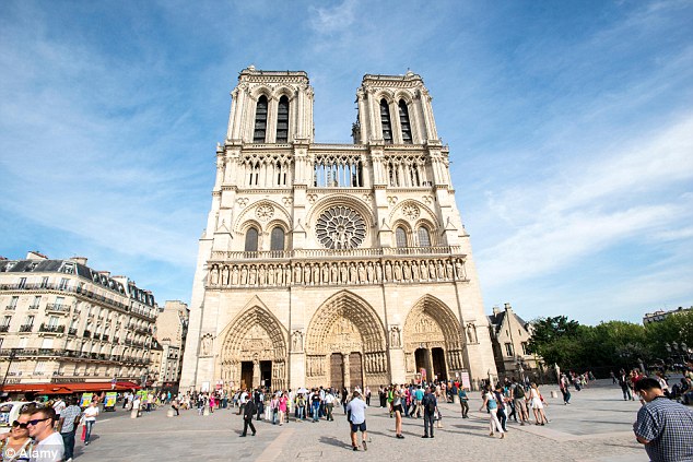 巴黎圣母院是法国的热门景点，每年都有数百万游客前来参观。（每日邮报）