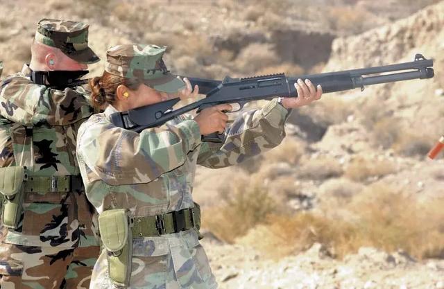 cs的"连喷"是什么枪?美军制式霰弹枪,"查水表"专用!