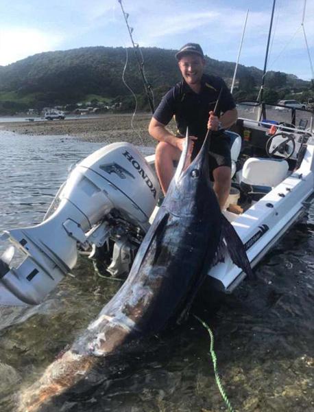 roberts)在出海打渔时捕到了一条重146千克的条纹四鳍旗鱼