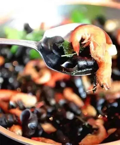 新鲜的荷叶飘出淡淡的荷叶清香螺肉爽滑弹牙,虾仔鲜香清甜河虾仔蒸坑