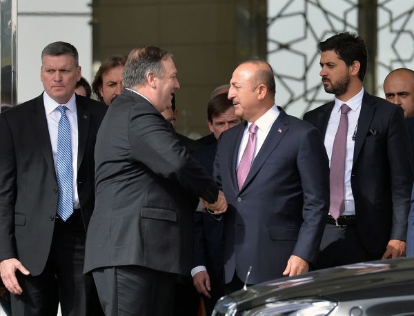 资料图片：2018年10月17日，在土耳其首都安卡拉，土耳其外长恰武什奥卢（前右）与到访的美国国务卿蓬佩奥（前左）握手。新华社发