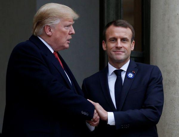  11月10日，在法国巴黎爱丽舍宫，法国总统马克龙（右）与美国总统特朗普握手。新华社/路透