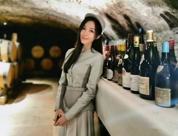 汤晶媚受邀出席世界顶级红酒活动 最美东方面孔为红酒加冕